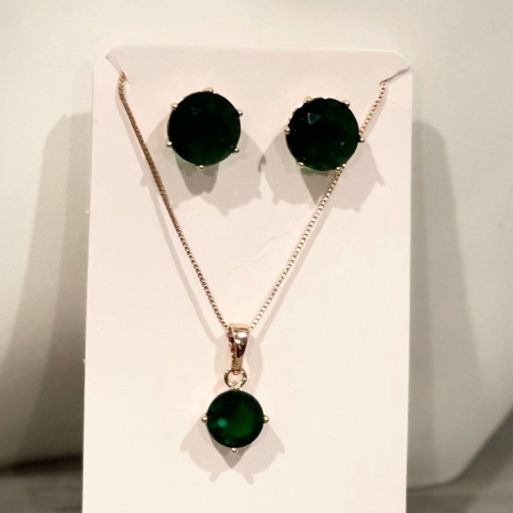 Elegant Green Jewelry Set with Necklace and Earrings - Picture 3 of 9